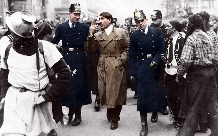 "Adolf Hitler" wird durch Polizisten der Kölner Polizei abgeführt.