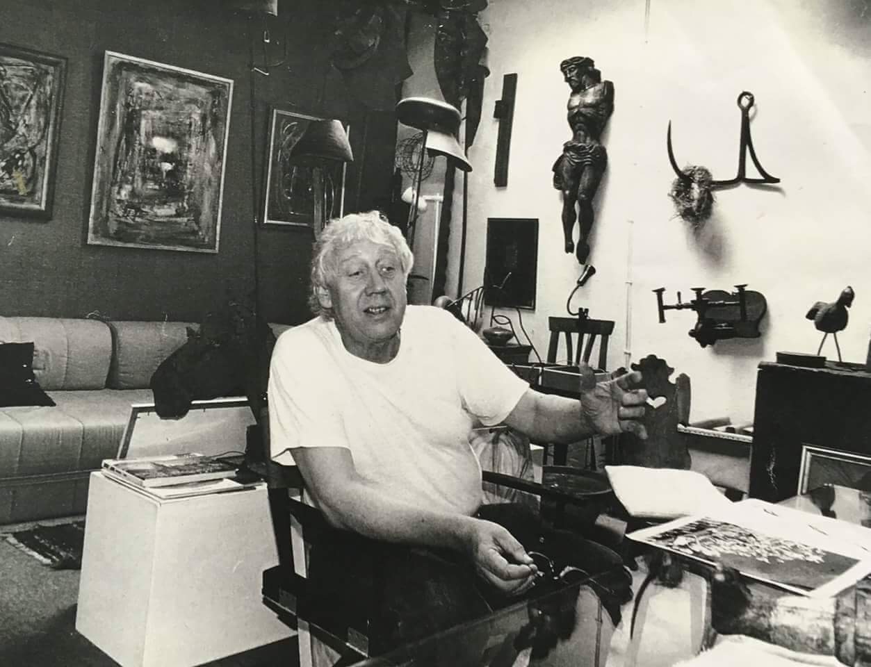 Charly Niedieck in seinem Atelier in den 80er Jahren. Er sammelte Antiquitäten und restarurierte alte Möbel. Viele Treffen mit Künstlern und Musikern fanden in seinem Atelier statt. Foto: Schweden privat