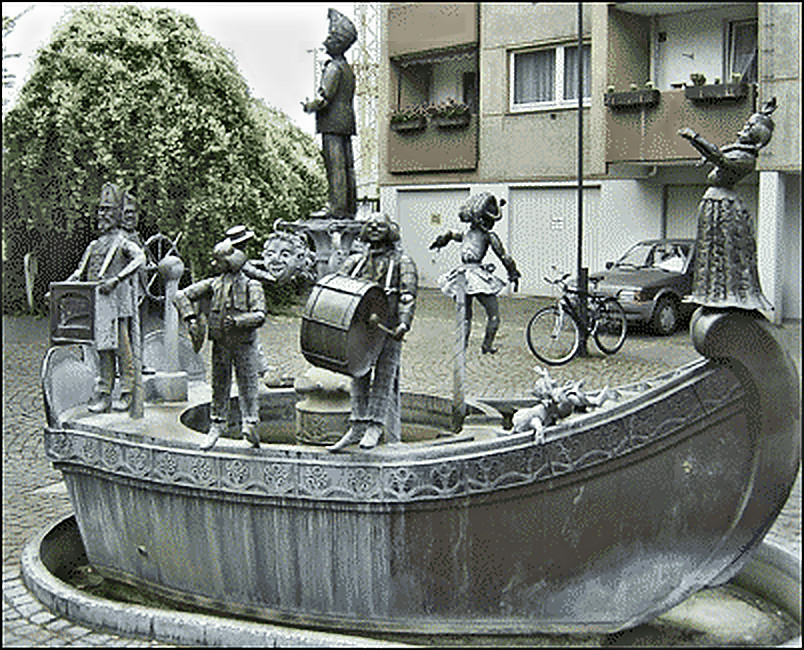 Der Narrenschiff-Brunnen zu Ehren von Karl Berbuer